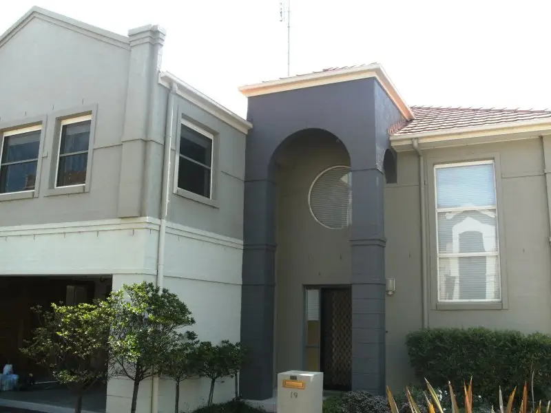 19 Government Farm Crescent, Castle Hill Leased by Louis Carr Real Estate - image 1