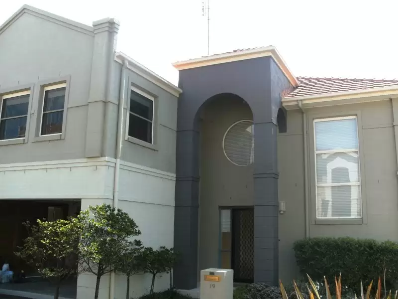 19 Government Farm Crescent, Castle Hill Leased by Louis Carr Real Estate - image 1